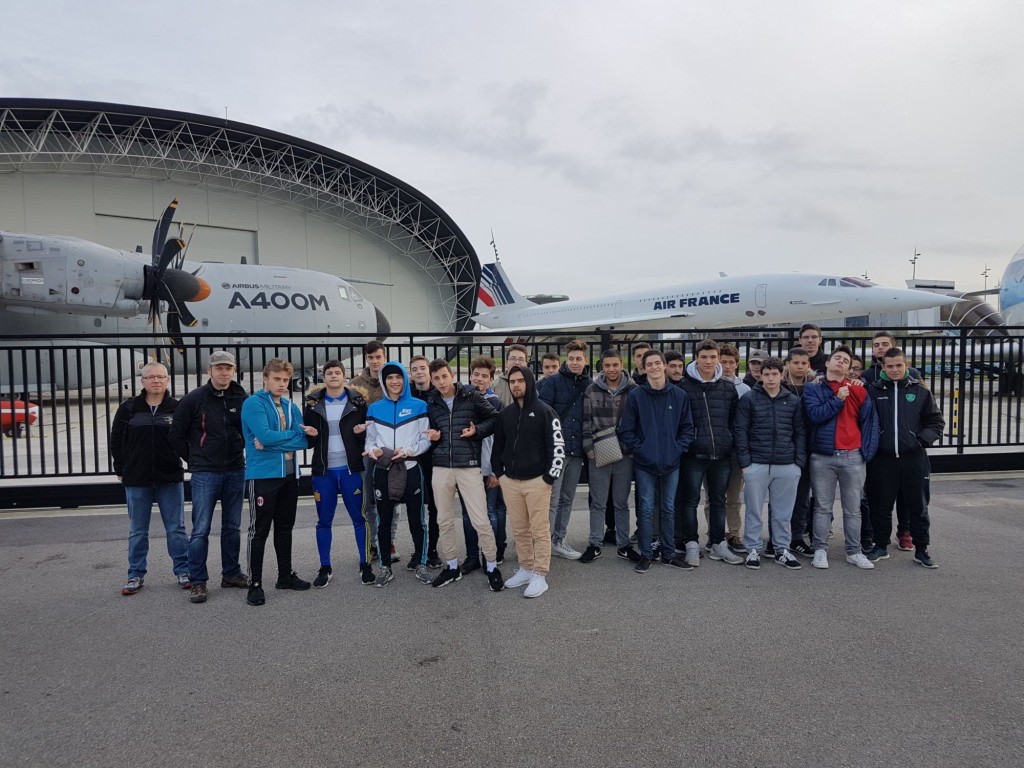 Le groupe devant le site Airbus