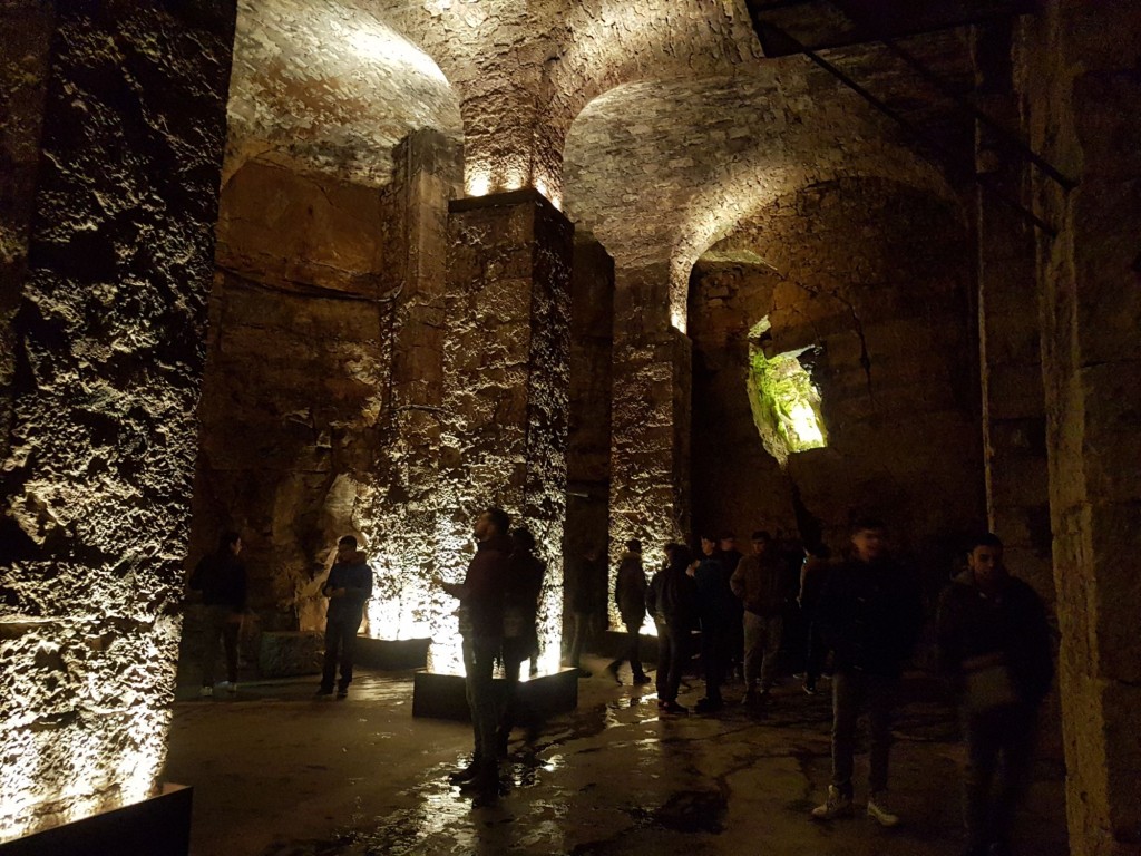 Les fameuses caves creusées dans la falaise